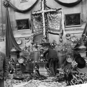 Spanje, Granada, t.g.v. Santa Cruz is een bloemenkruis aan een muur van de kat, Bestanddeelnr 918-0078