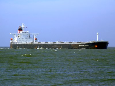 Southern Wisdom - IMO 9290880 - Callsign H8ZG - approaching Port of Rotterdam, Holland 19-Apr-2007 photo-2