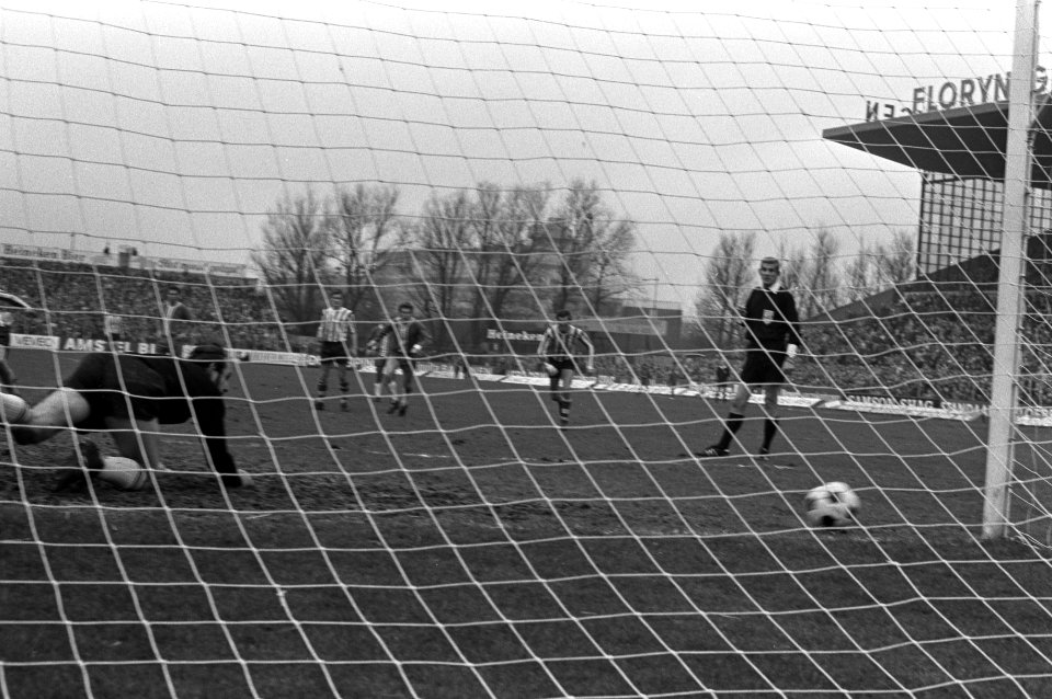 Sparta tegen Feyenoord 2-2 ( KNVB beker ), keeper Treytel verslagen na penalty, Bestanddeelnr 925-3825