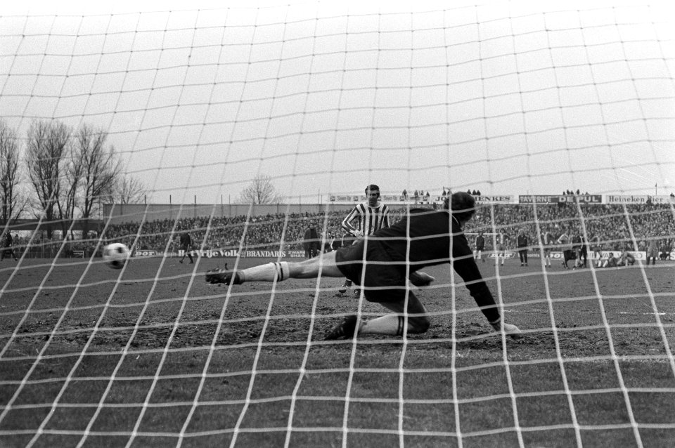 Sparta tegen Feyenoord 2-2 ( KNVB beker ), Bosveld scoort uit penalty (na verlen, Bestanddeelnr 925-3821
