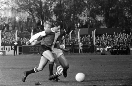 Sparta tegen Feyenoord 0-3, Coen Moulijn op de huis gezeten door twee Sparta-sp…, Bestanddeelnr 917-0199