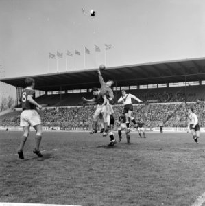 Sparta tegen Heracles 2-1, voor Heraclesdoel v.l.n.r. Van Miert, keeper Hentenaa, Bestanddeelnr 916-3535