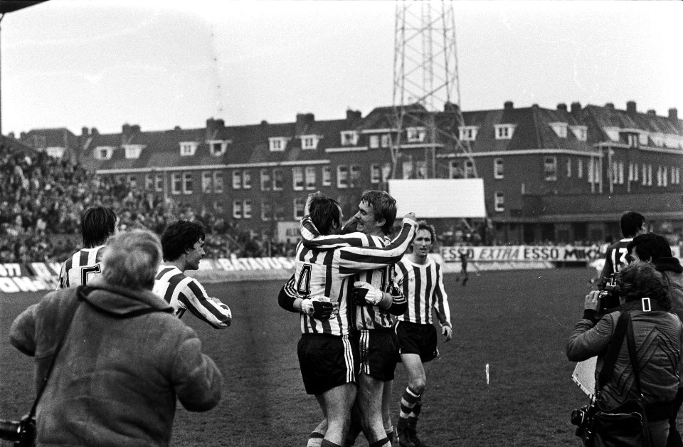 Sparta tegen Ajax 1-0, vreugde bij Sparta, Mayt (l) en Van Tiggelen omhelzen elk, Bestanddeelnr 929-9794