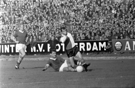 Sparta tegen Feyenoord 0-3, Coen Moulijn wordt getackled door Laseroms, Bestanddeelnr 917-0194