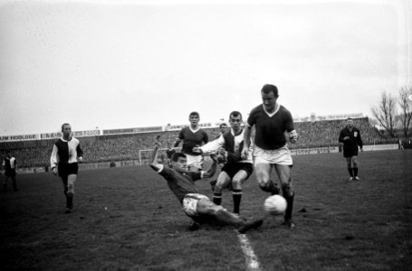 Sparta tegen Feyenoord 0-0. Spelmoment. Vlnr. Henk Groot, Gerard Bouwer, Hans E…, Bestanddeelnr 915-7328
