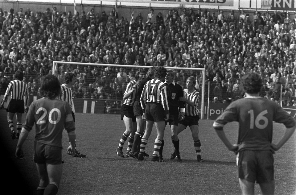 Sparta tegen Twente 1-2, scheidsrechter Arie van Gemert heeft ruzie met Sparta-s, Bestanddeelnr 926-4075
