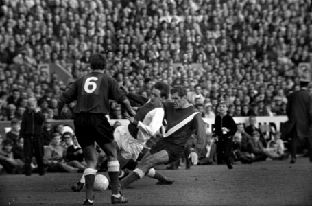 Sparta tegen Ajax 1-0. Cruijff in duel met Charlie Bosveld, Bestanddeelnr 920-8189