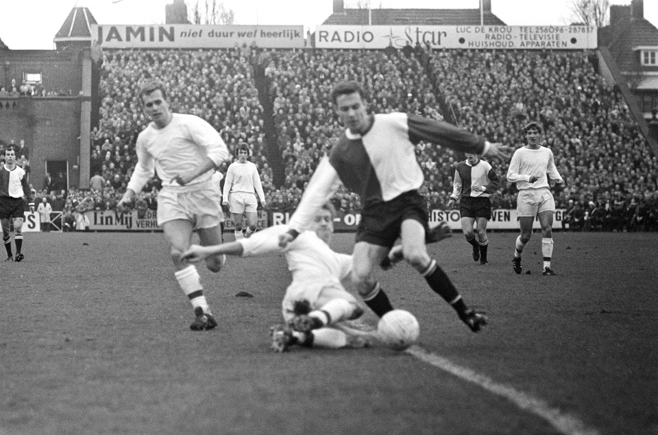 Sparta tegen Feyenoord 1-1. Kindvall in duel met drie Sparta-verdedigers, Bestanddeelnr 920-9490