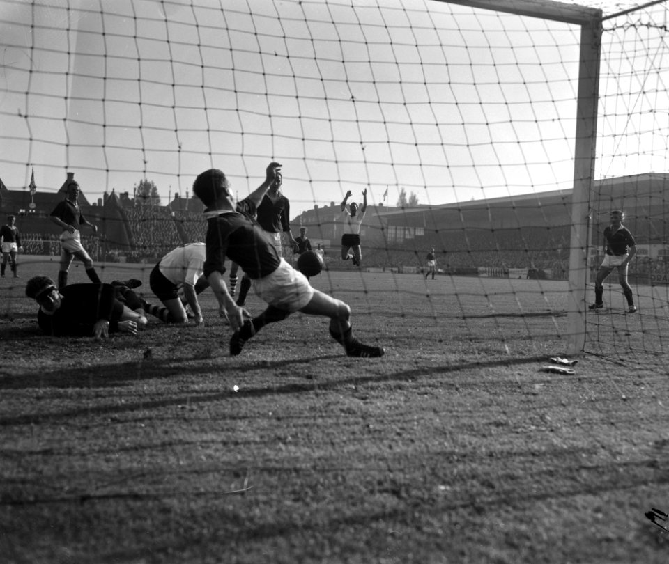 Sparta tegen Rapid JC 3-0. Henk Janssen scoort tweede doelpunt, Bestanddeelnr 913-0539