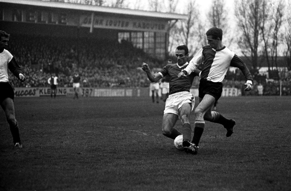 Sparta tegen Feyenoord 0-0 Tony van Ede in duel met Guus Haak, Bestanddeelnr 915-7327