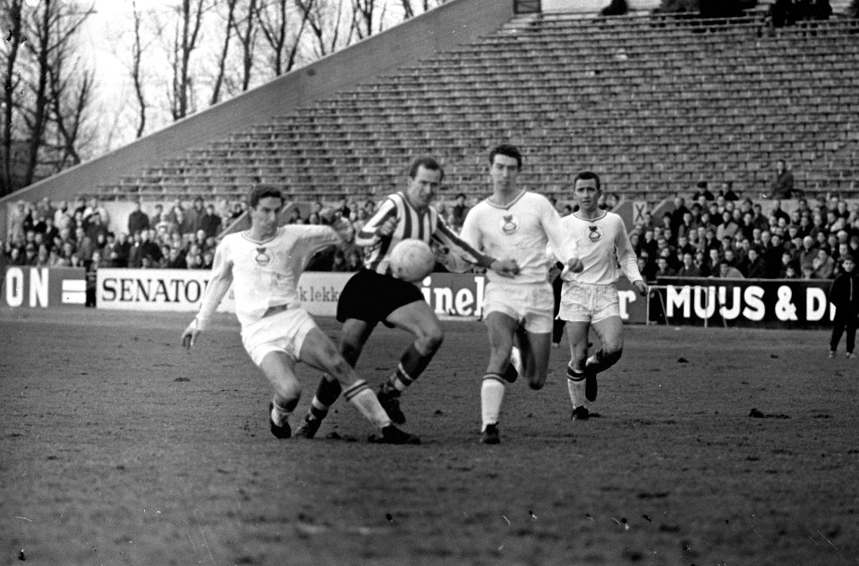Sparta tegen Go Ahead 1-0, Ole Madsen in duel met drie GA-verdedigers, Bestanddeelnr 920-0059