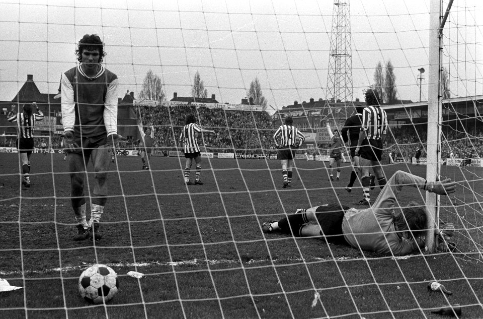 Sparta tegen Feyenoord 1-3, Van Hanegem in het doel om bal te pakken, Doesburg l, Bestanddeelnr 927-0684