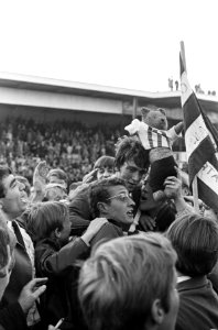 Sparta tegen Ajax 1-0. Nol Heyermans op schouders supporters, Bestanddeelnr 920-8191