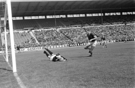 Sparta tegen Heracles, Charlie Bosveld (m) bijna in aanraking met Veenstra (r), Bestanddeelnr 916-8196