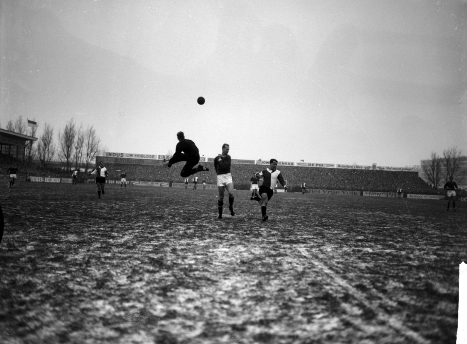 Sparta tegen Feyenoord 3-0, Van Doesburg en rechts Bouwmeester, Bestanddeelnr 914-6507