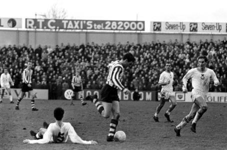 Sparta tegen Go Ahead 1-0, Bouman (Sparta) gaat er vandoor, op grond lig Warnas , Bestanddeelnr 920-0058