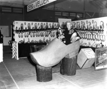 Souvenierbeurs RAI Amsterdam, meisje in grote klompen, Bestanddeelnr 906-2430