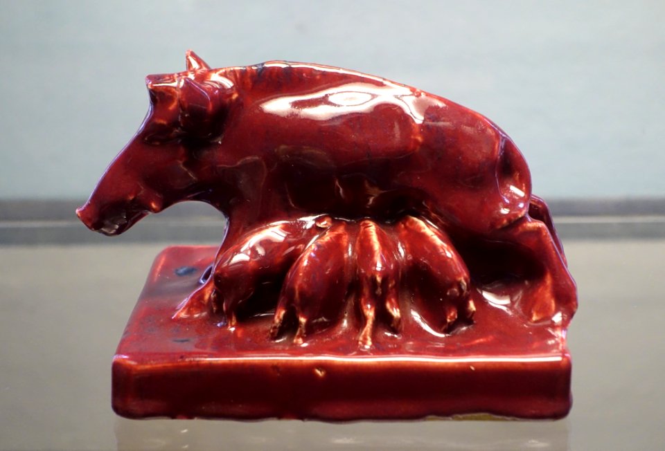 Sow with piglets, by A. H. Wessely, Ofenfabrik und Kunsttöpferei, Hamburg, early 20th century - Keramik-Museum Berlin - DSC04162
