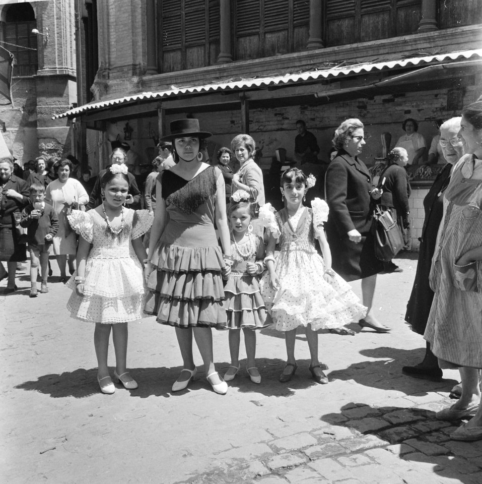 Spanje, klederdrachten, meisjes in klederdracht in Granada, Bestanddeelnr 918-0125