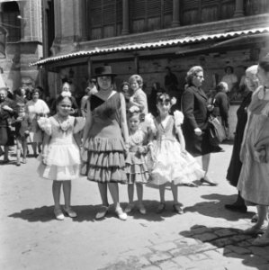 Spanje, klederdrachten, meisjes in klederdracht in Granada, Bestanddeelnr 918-0125
