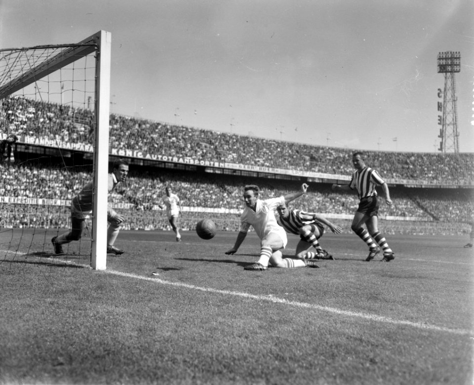 Sparta tegen Feyenoord 3-0 Van Dijk, Gerard 'Pummie' Bergholtz, Van Lee, en Ver, Bestanddeelnr 912-8708