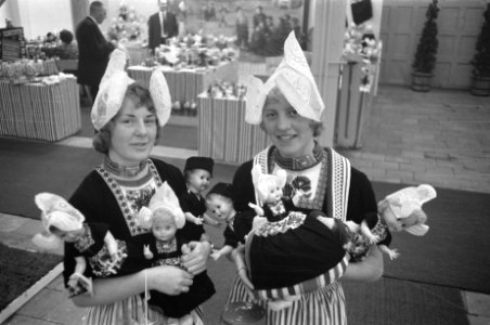 Souveniersvakbeurs in de Beatrix en Irenehal te Utrecht verkoopster in Volendams, Bestanddeelnr 911-9557