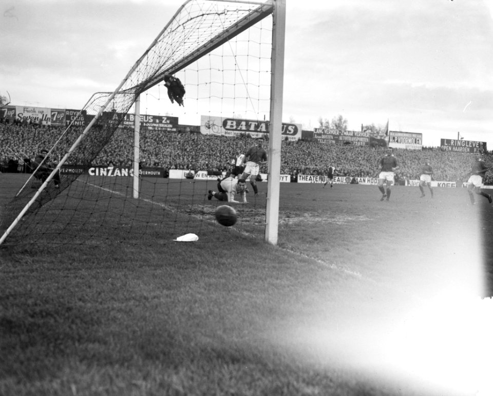 Sparta tegen Feyenoord, eerste doelpunt van Feyenoord doo Van der Gijp , midden , Bestanddeelnr 911-7444