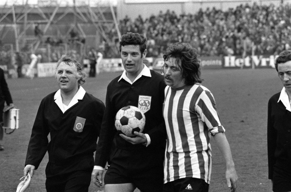 Sparta tegen Feyenoord, Nol Heijerman en scheidsrechter Corver, daarnaast grens…, Bestanddeelnr 927-0687