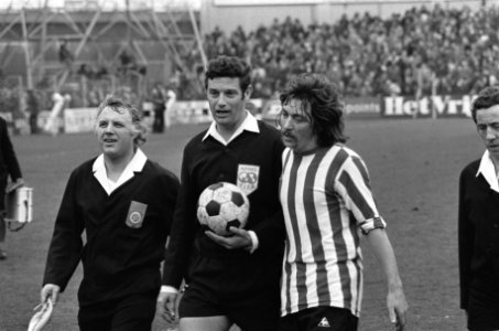 Sparta tegen Feyenoord, Nol Heijerman en scheidsrechter Corver, daarnaast grens…, Bestanddeelnr 927-0687