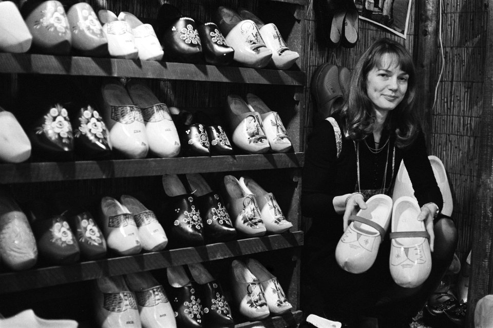 Souvenirsbeurs in Jaarbeurs meisje bij rek klompen, Bestanddeelnr 928-9740