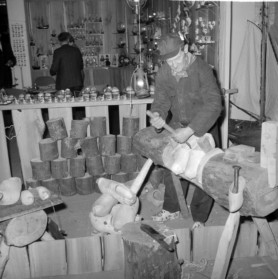 Souvenirs, koffers en lederwarenbeurs in Jaarbeursgebouw Utrecht, Bestanddeelnr 914-6863