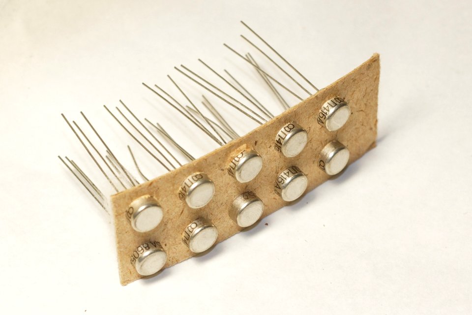 Soviet П416 germanium transistors on a factory paper card 02