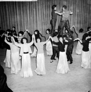 Sowjet Russisch Staatsensemble repetitie van de Georgier dansgroep in Apollohal, Bestanddeelnr 914-4629