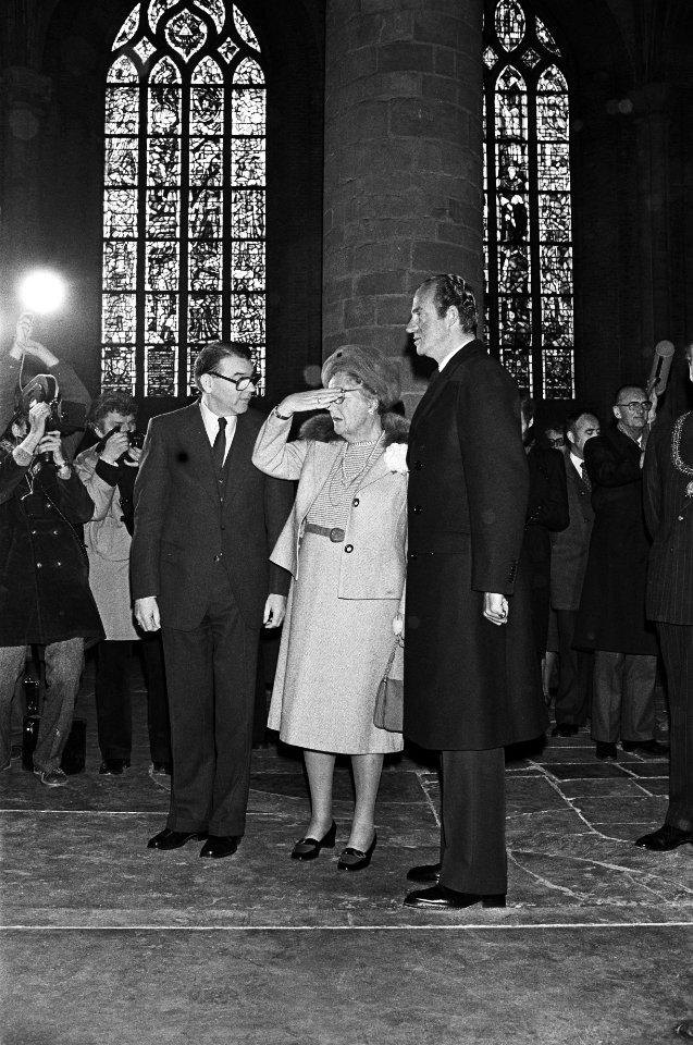 Spaans Staatsbezoek kranslegging in Kerk in Delft, koningin Juliana houdt hand , Bestanddeelnr 930-7320