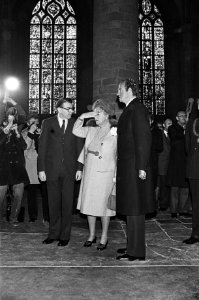Spaans Staatsbezoek kranslegging in Kerk in Delft, koningin Juliana houdt hand , Bestanddeelnr 930-7320