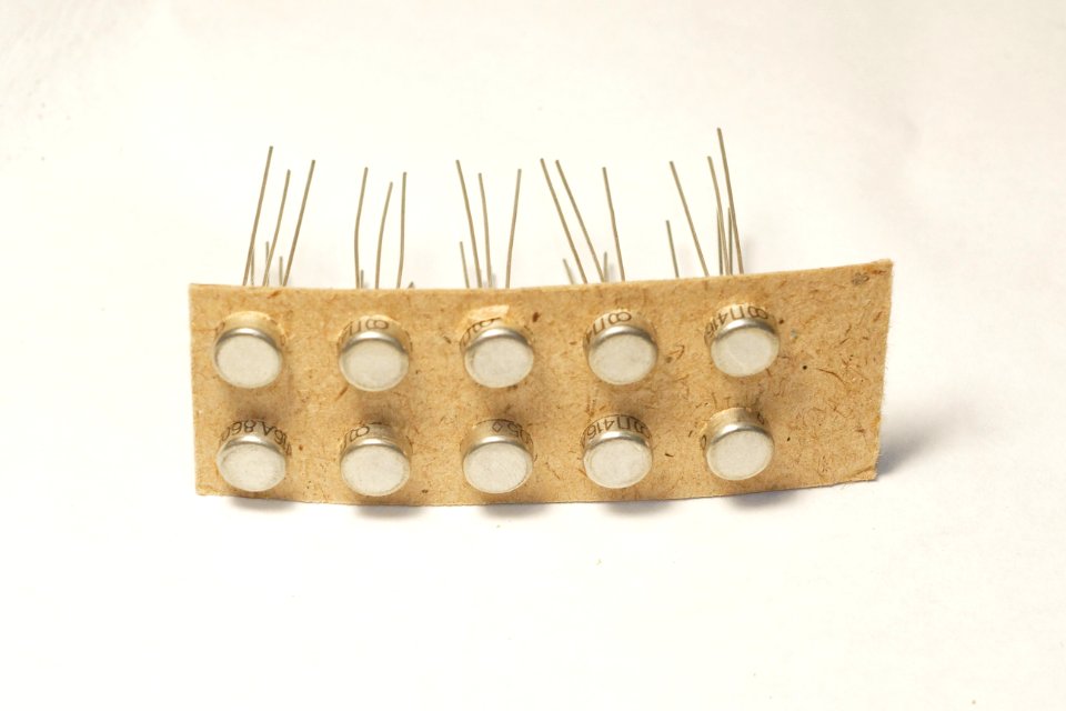 Soviet П416 germanium transistors on a factory paper card 03