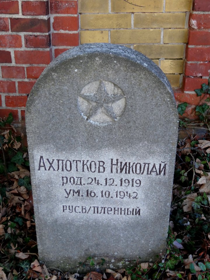 Sowjetische Kriegsgräberstätte in Arnstadt 99