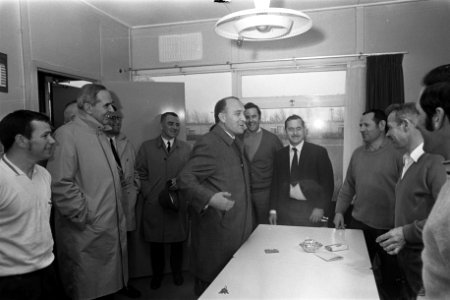 Spaanse minister tijdens bezoek aan woonkamp El Prado van Philips in Eindhoven, Bestanddeelnr 923-4571