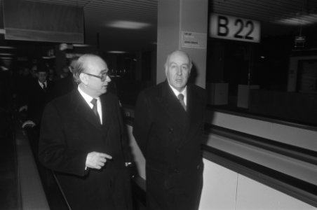 Spaanse minister Buitenlandse Zaken J M de Areilza Schiphol met ambassadeur In, Bestanddeelnr 928-4235