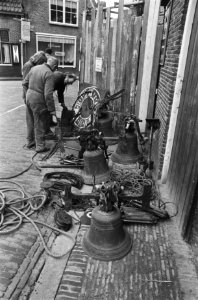 Speeltoren in Monnickendam wordt gerestaureerd verzameling klokken ligt voor de, Bestanddeelnr 928-4225