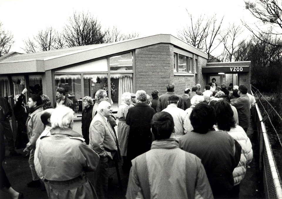 Speeltuinvereniging Vriendschap Zij Ons Doel (V.O.Z.D.). Opening van het nieuwe speeltuingebouw. Aangekocht van United Photos de Boer bv. - Negatiefnummer 31658 k 8. - Gepubliceerd in het Haarlems Dag