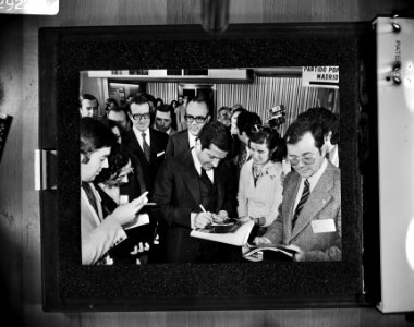 Spaanse verkiezingen president Adolfo Suarez deelt handtekeningen uit, achter h, Bestanddeelnr 929-2261