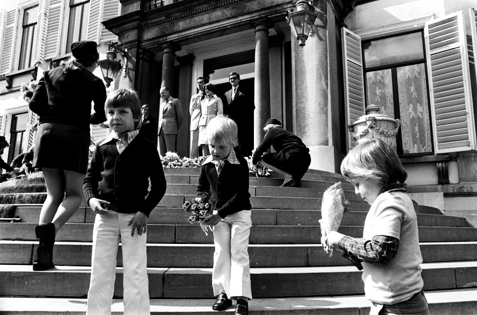 Spelende prinsjes, op de achtergrond leden van de koninklijke familie op het bor, Bestanddeelnr 927-9054