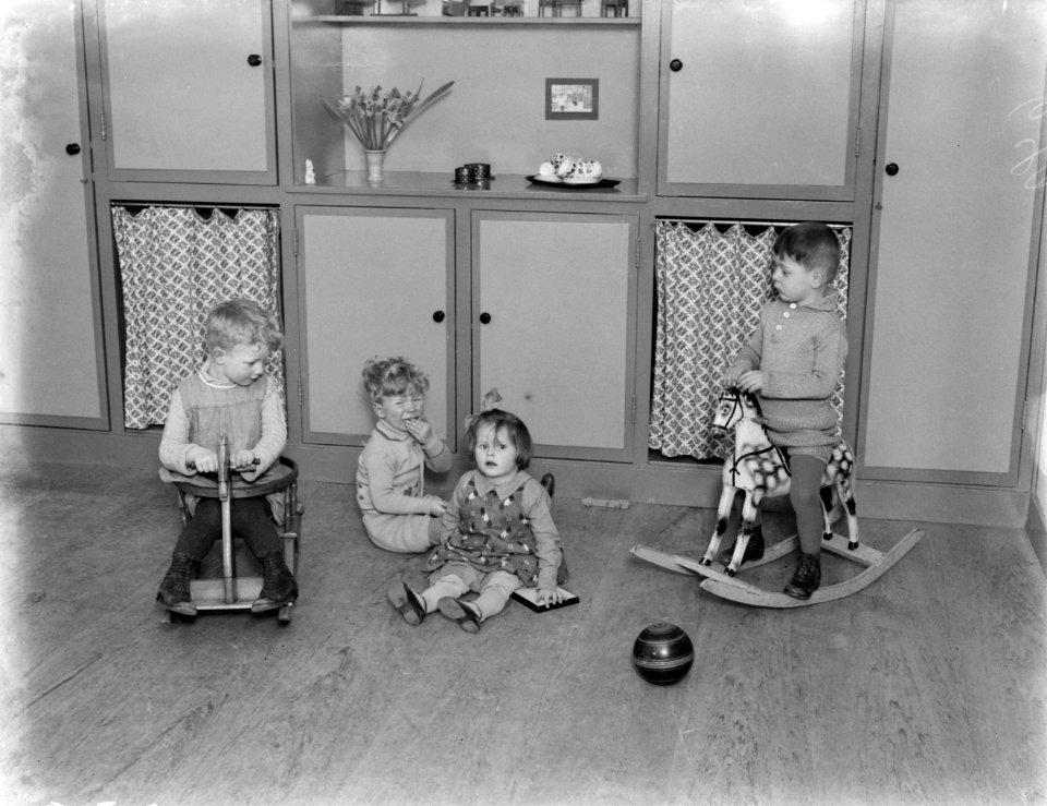 Spelende kleuters in het kindertehuis Annette, Bestanddeelnr 252-0378