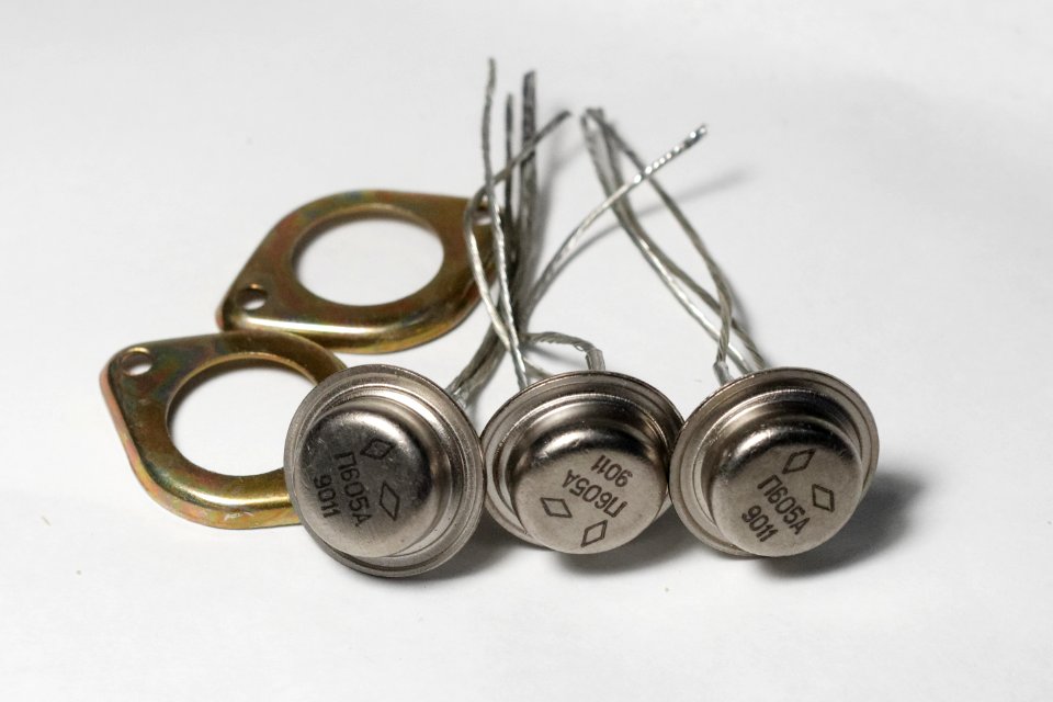 Soviet П605 germanium transistors with matching clamps 01