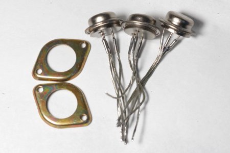 Soviet П605 germanium transistors with matching clamps 03