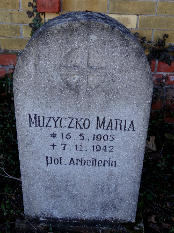 Sowjetische Kriegsgräberstätte in Arnstadt 86