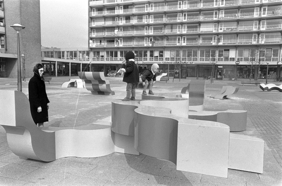 Speelplastieken van Wong Lun Hing op de Delflandplein, Amsterdam, Bestanddeelnr 922-2320