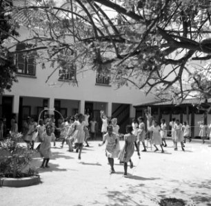 Speelkwartier in klooster St Jozef met zusterschool van de zusters van Schijnde, Bestanddeelnr 252-7565