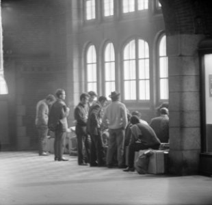 Spaanse arbeiders terug naar Spanje. Spanjaarden, Bestanddeelnr 915-0343